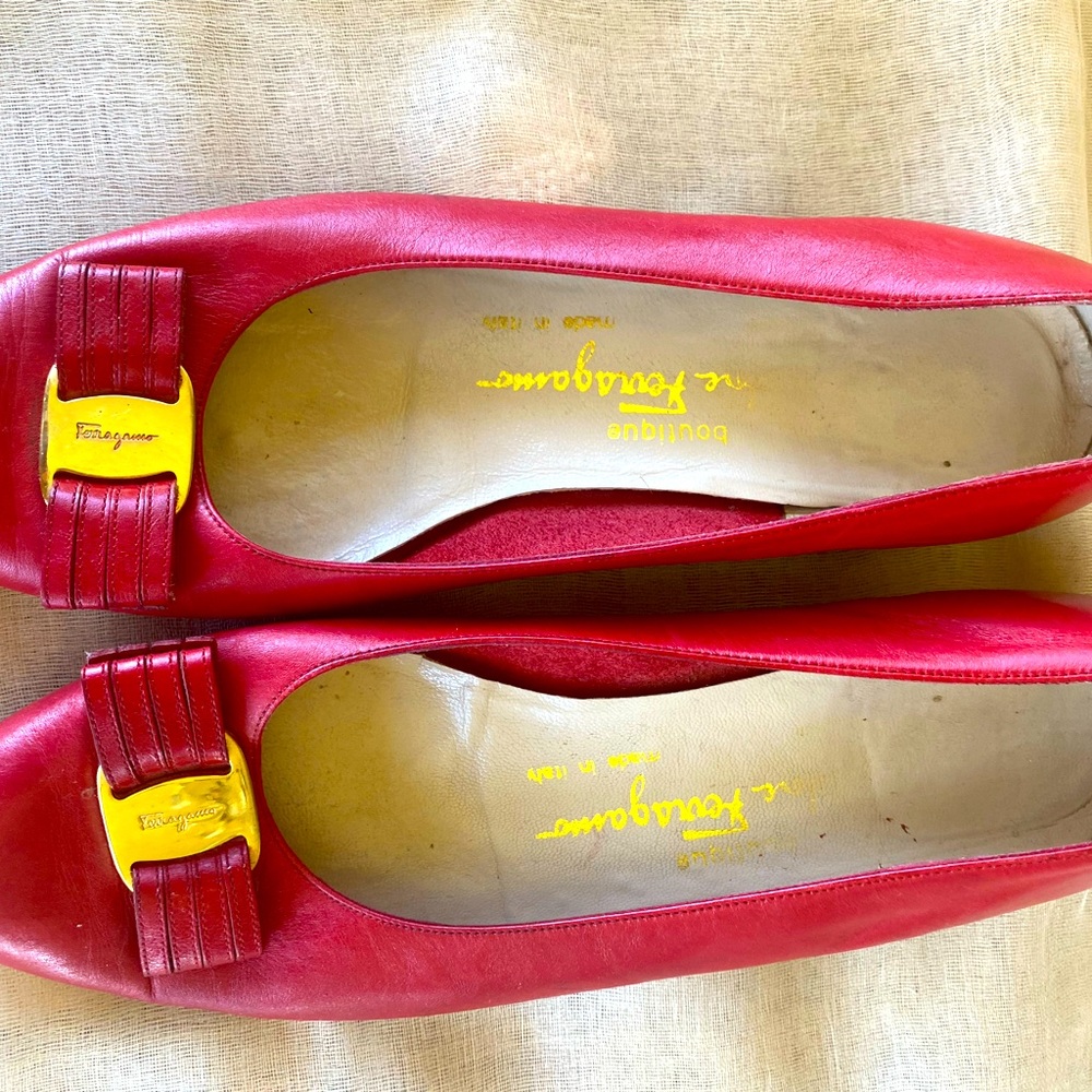 Classic vintage FERRAGAMO pumps. Supple,smooth calfskin with iconic Vara bow.